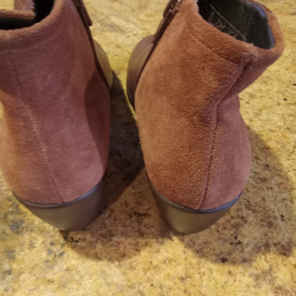 Boots - Picture 4 of 5